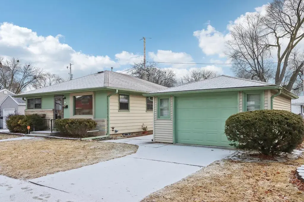 5435 West Midland DRIVE Milwaukee, WI 53220