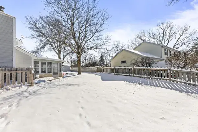 1811 Manor COURT Waukesha, WI 53188