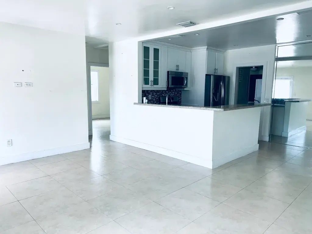 3526 NW 16th Ter Miami, FL 33125