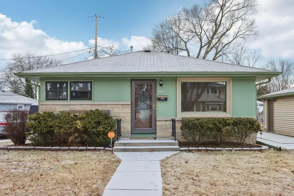 5435 West Midland DRIVE Milwaukee, WI 53220