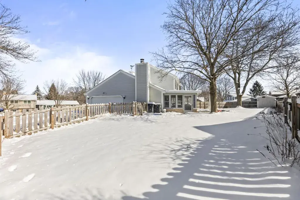 1811 Manor COURT Waukesha, WI 53188