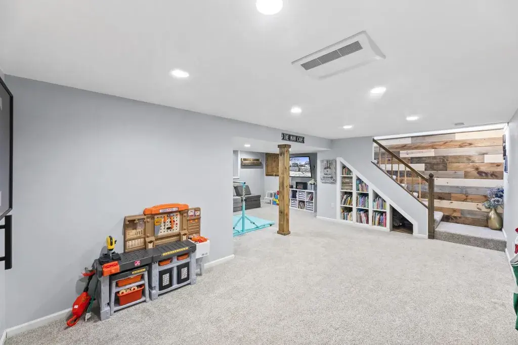 1811 Manor COURT Waukesha, WI 53188