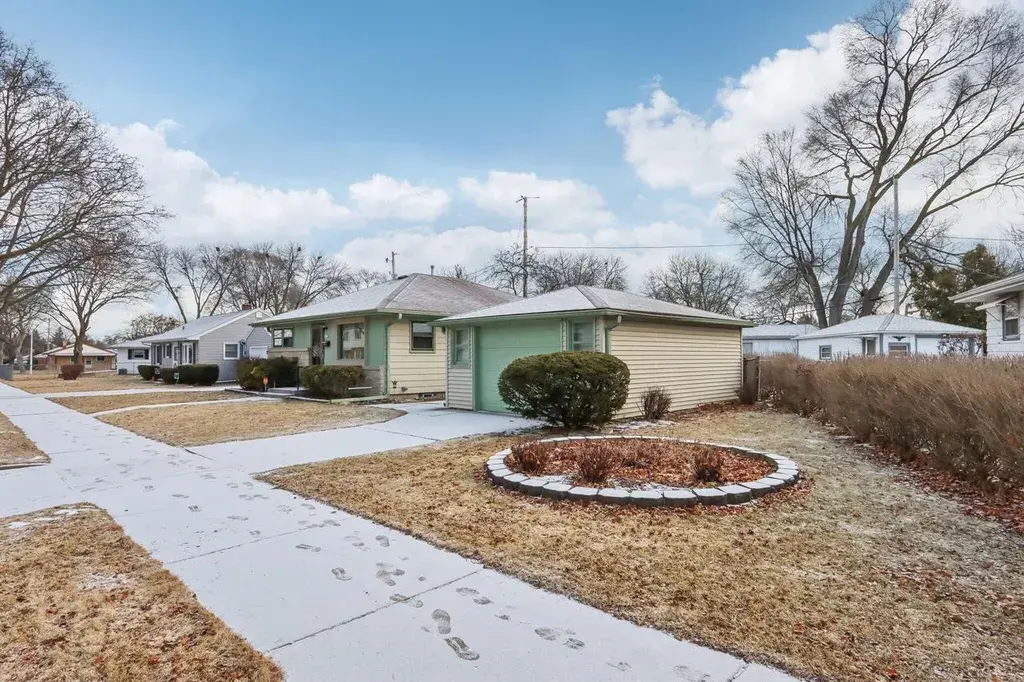 5435 West Midland DRIVE Milwaukee, WI 53220