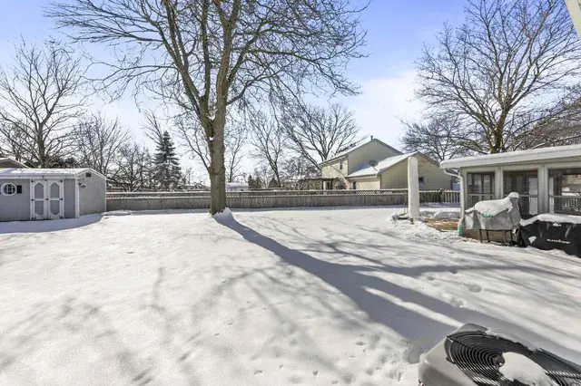 1811 Manor COURT Waukesha, WI 53188