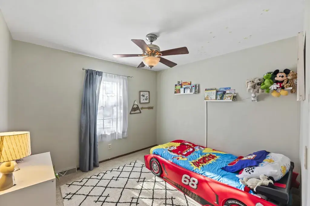 1811 Manor COURT Waukesha, WI 53188