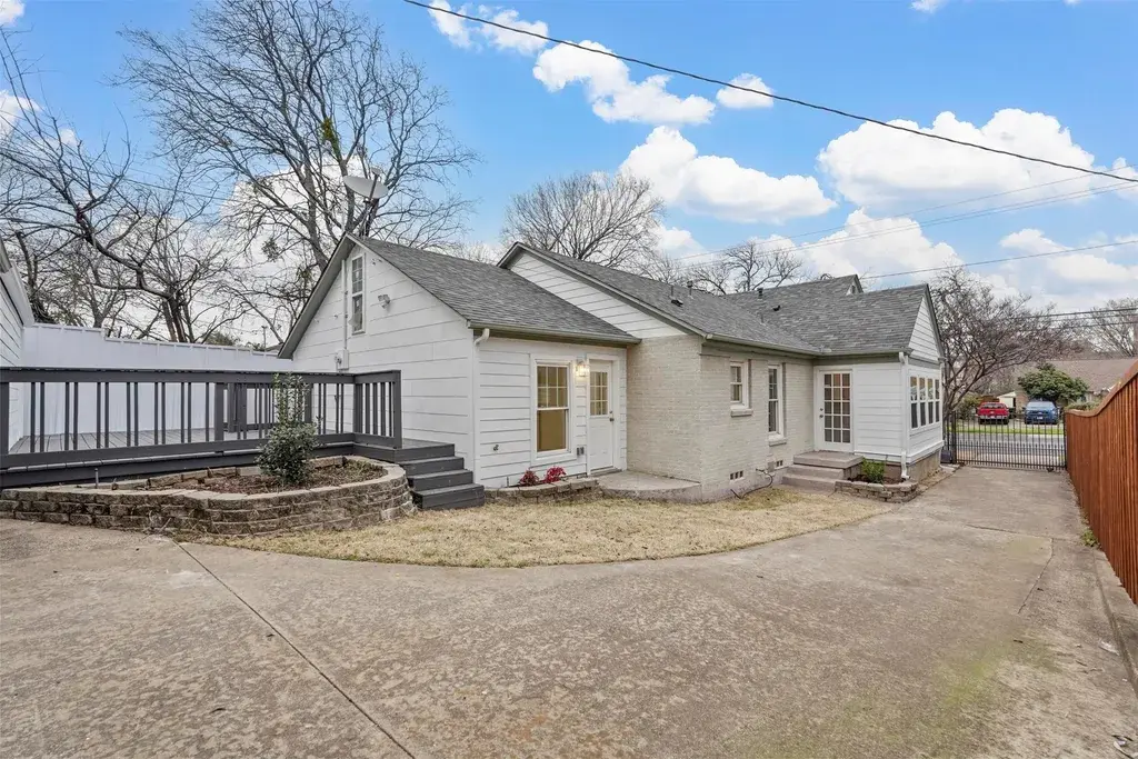 207 N Hampton Rd Dallas, TX 75208