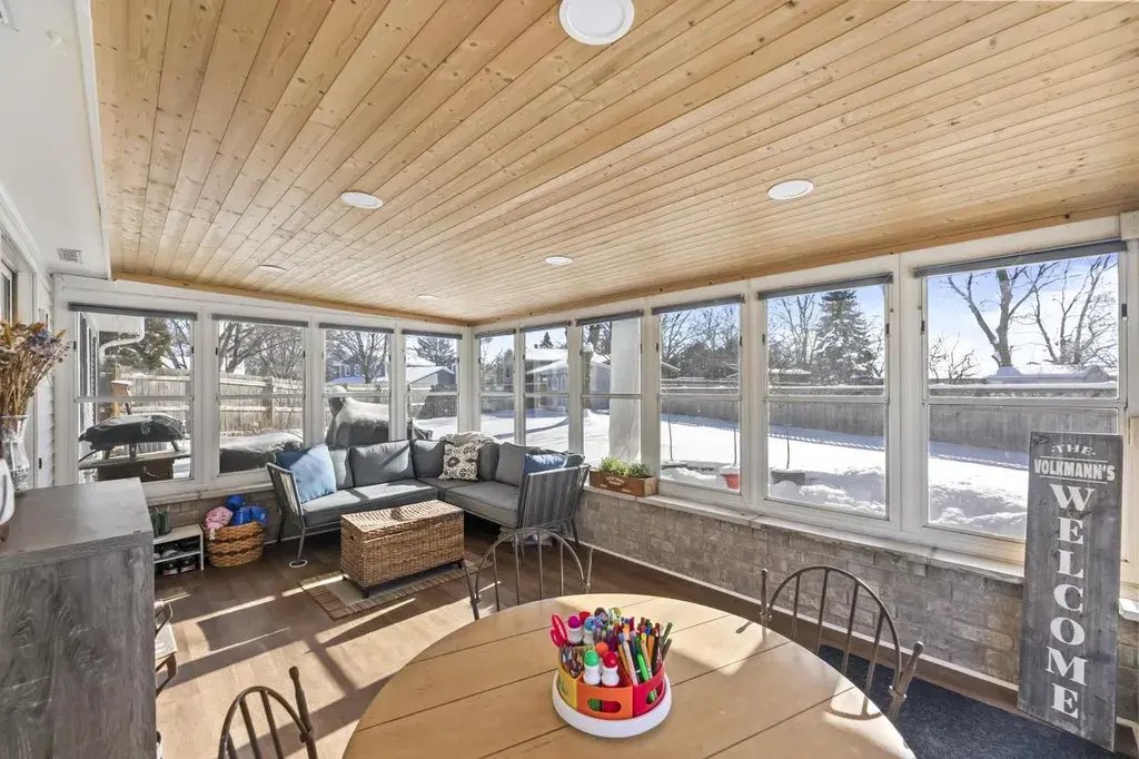 1811 Manor COURT Waukesha, WI 53188