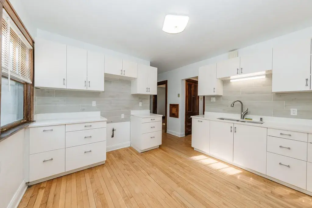 3432 South 15th STREET Milwaukee, WI 53215