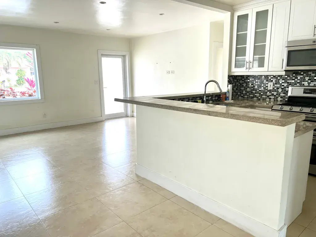 3526 NW 16th Ter Miami, FL 33125