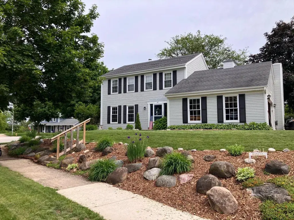 1811 Manor COURT Waukesha, WI 53188