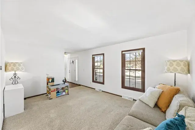 1811 Manor COURT Waukesha, WI 53188