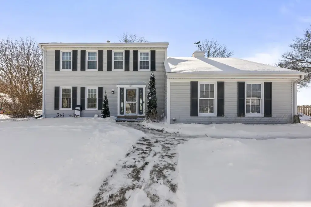 1811 Manor COURT Waukesha, WI 53188