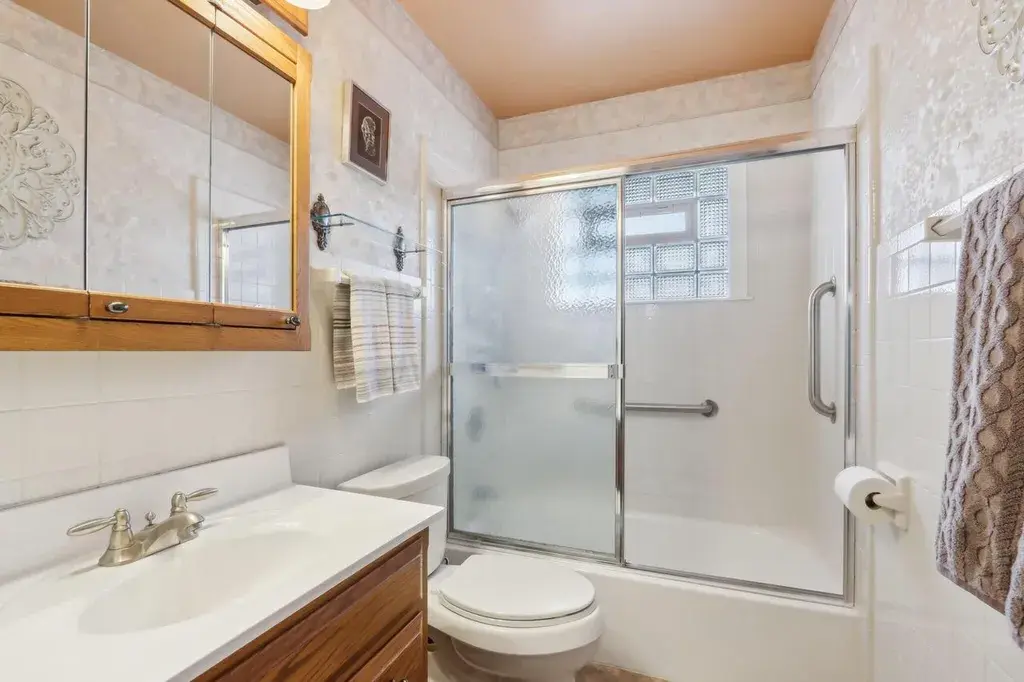 5435 West Midland DRIVE Milwaukee, WI 53220