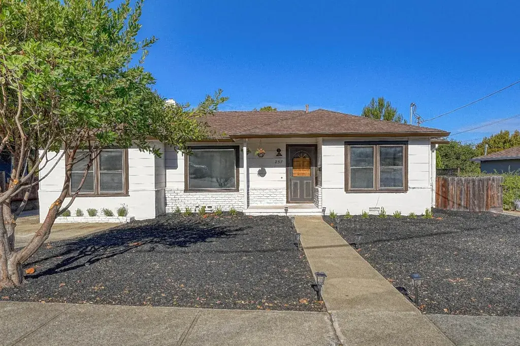 257 Edinburgh Ave Monterey, CA 93940
