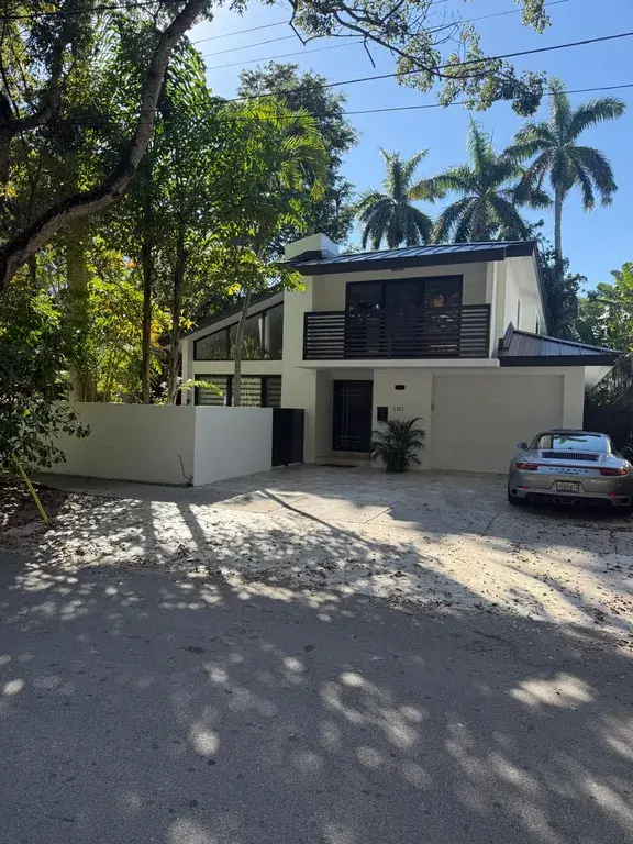 2802 Crystal Ct Miami, FL 33133