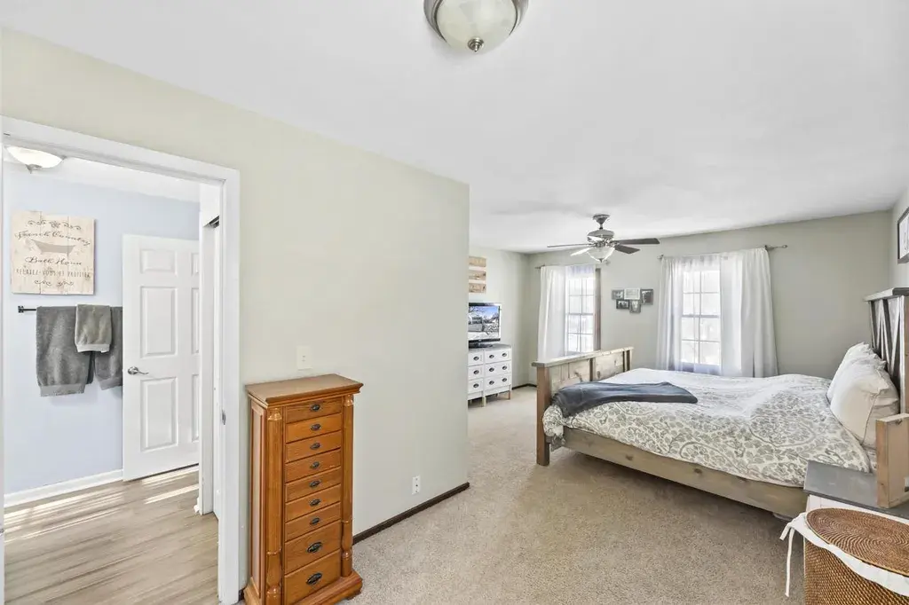 1811 Manor COURT Waukesha, WI 53188