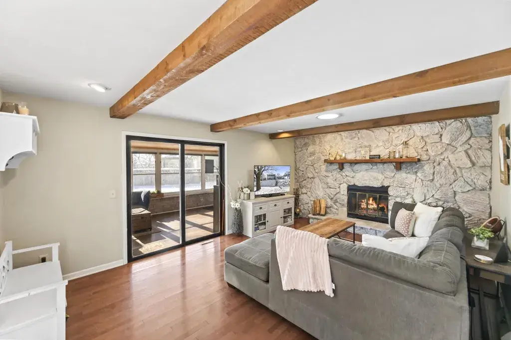 1811 Manor COURT Waukesha, WI 53188