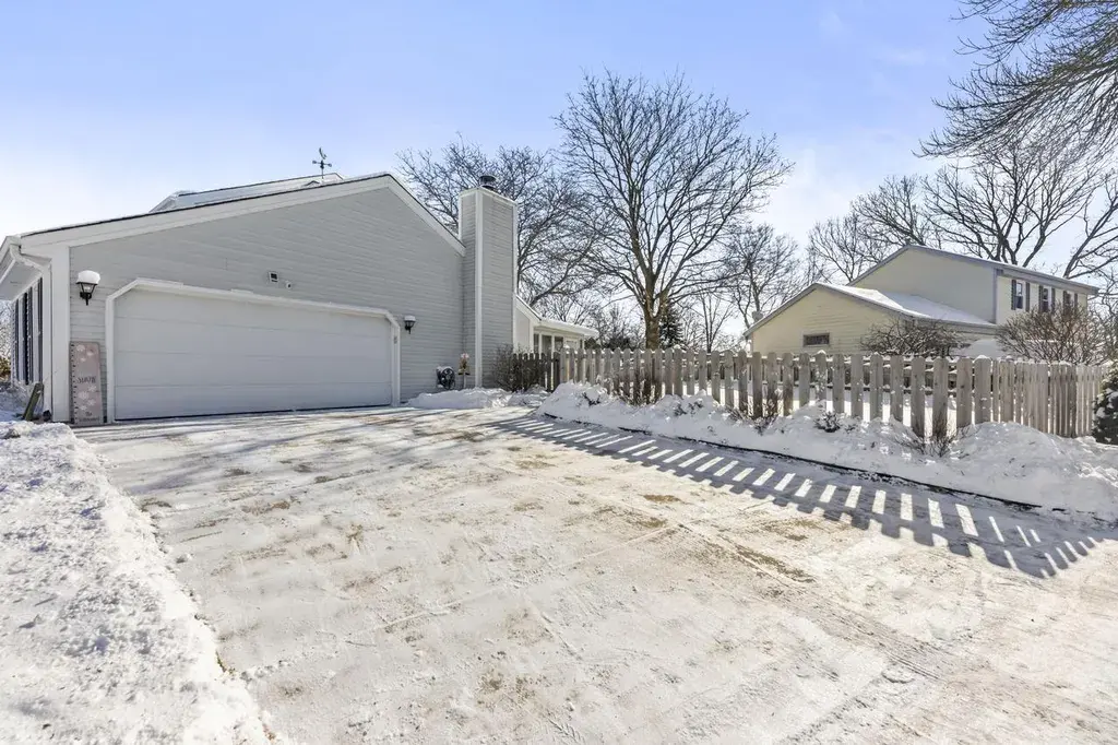 1811 Manor COURT Waukesha, WI 53188