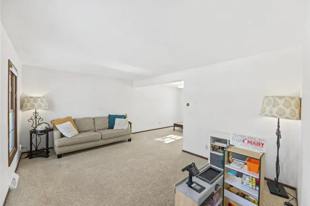 1811 Manor COURT Waukesha, WI 53188