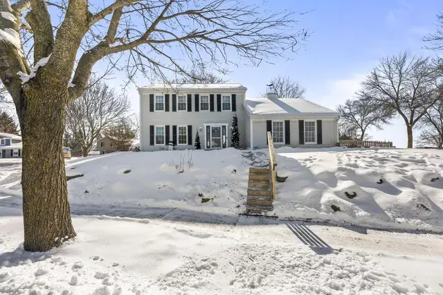 1811 Manor COURT Waukesha, WI 53188