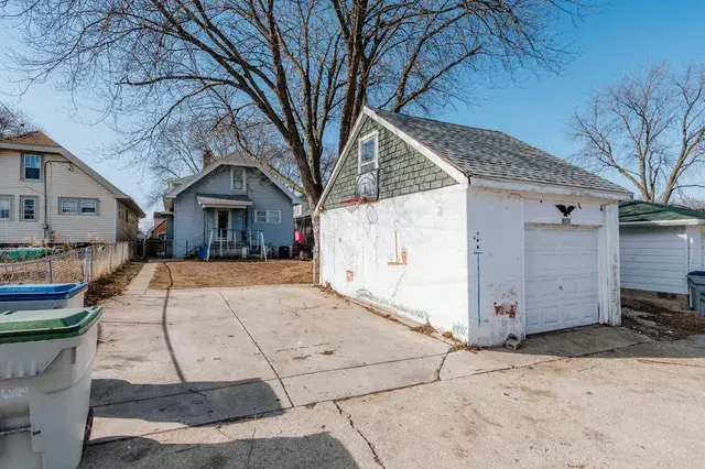 3432 South 15th STREET Milwaukee, WI 53215