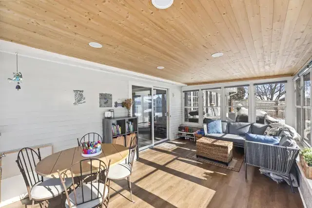 1811 Manor COURT Waukesha, WI 53188