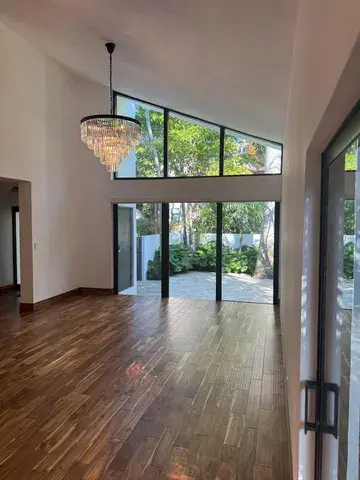 2802 Crystal Ct Miami, FL 33133